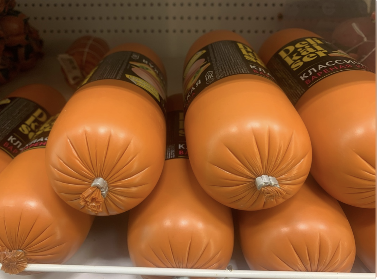 В новогодний Оливье теперь ее не добавишь: Роскачество нашло изъяны в самой популярной и недорогой колбасе