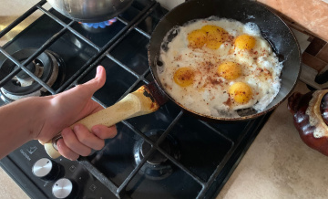 Яичница с творогом: невероятно вкусный и сытный завтрак за 5 минут