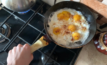 Гениальный лайфхак: яичница на бульоне вместо масла. Рецепт нежной и полезной глазуньи 