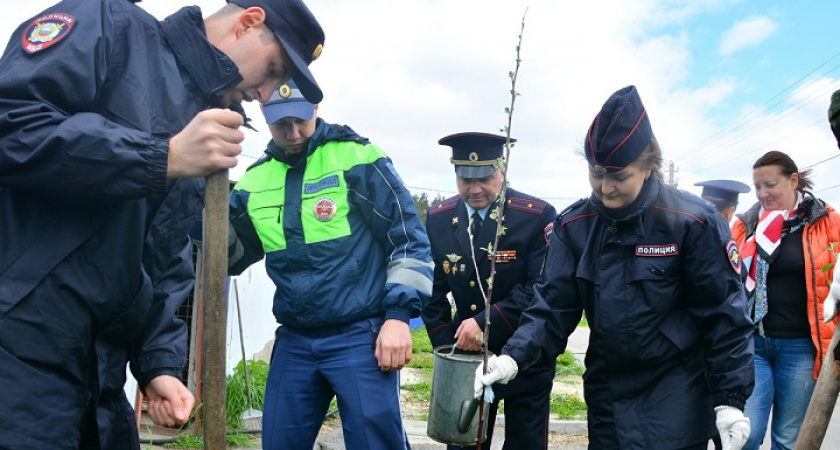 В Пензе сотрудники полиции присоединились к участию в акции "Сад Памяти"